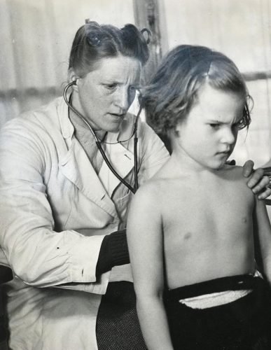 Johanna Hermina Moes с пациентом на работе